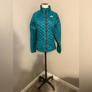 Northface Thermoball quilted turquoise jacket with raspberry accents size S